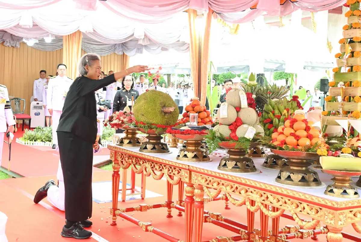 กรมสมเด็จพระเทพรัตนราชสุดาฯ ทรงบวงสรวงราชรถ ในพระราชพิธีถวายพระเพลิงพระบรมศพฯ