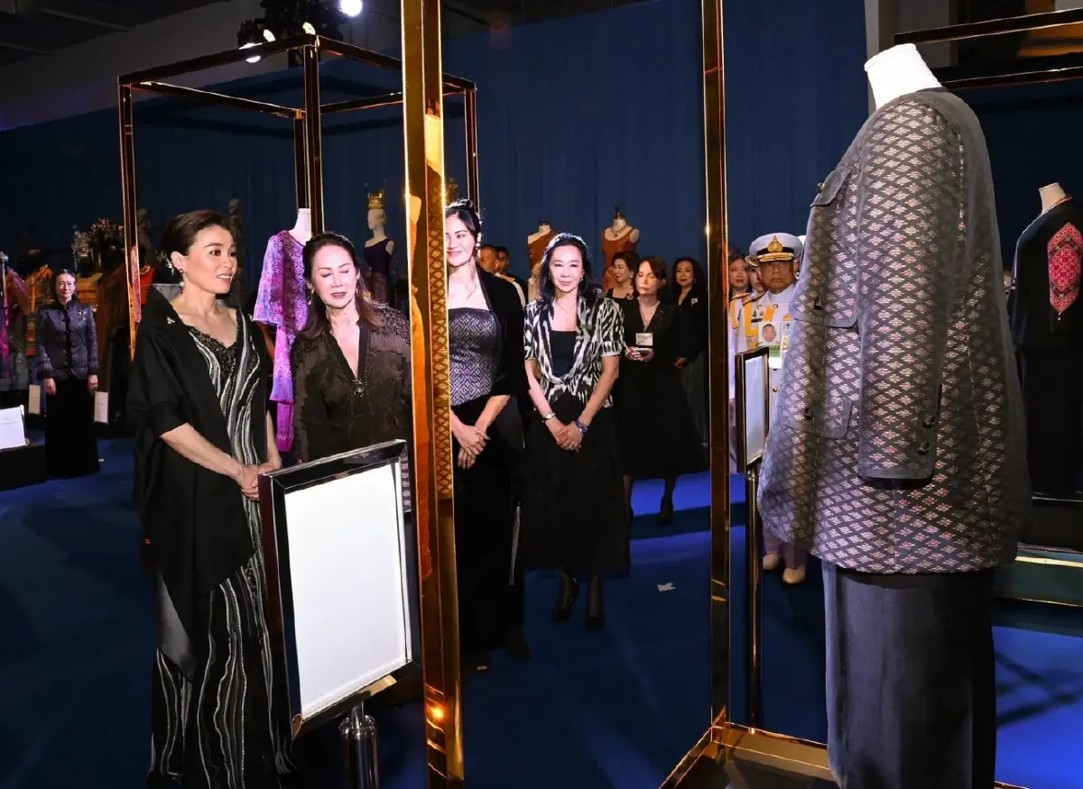 พระราชินี เสด็จฯ ทอดพระเนตรนิทรรศการ-งานแสดงแฟชั่นโชว์ 45 ปี ห้องเสื้อพิจิตรา