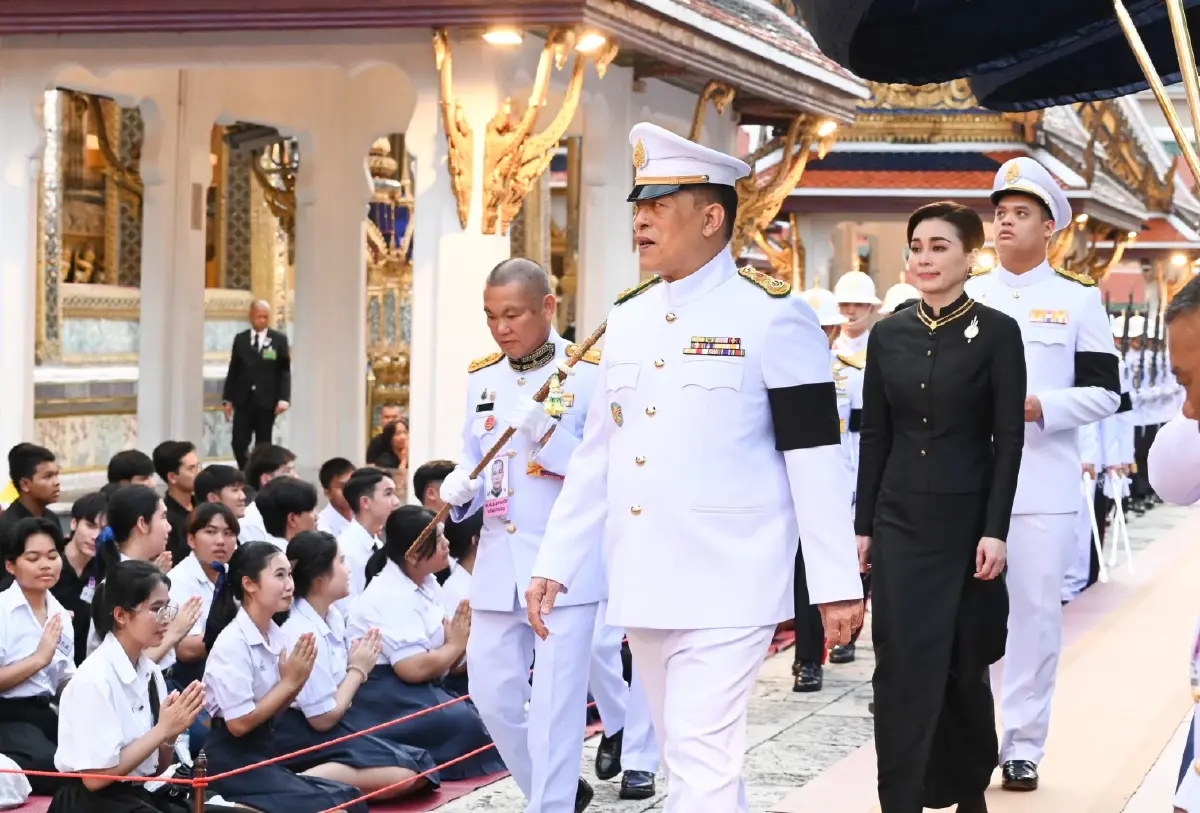 ในหลวง-พระราชินี เสด็จฯ ทรงเปลี่ยนเครื่องทรงฤดูหนาวถวาย 'พระแก้วมรกต'