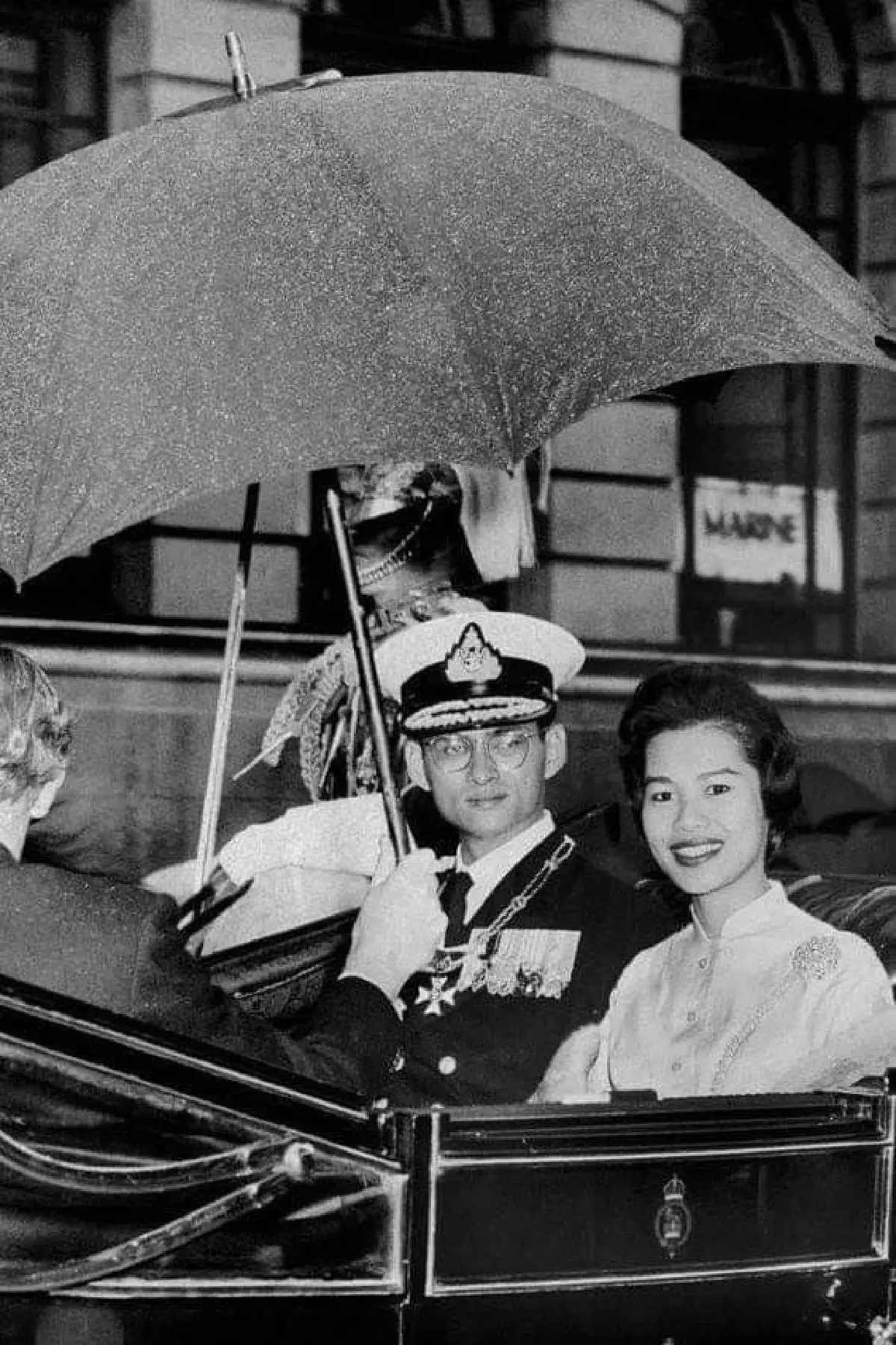 วรรณศิลป์ 'สมเด็จพระพันปีหลวง' ทรง 'พระราชนิพนธ์' เล่าเรื่อง 'ตามเสด็จ ร. 9