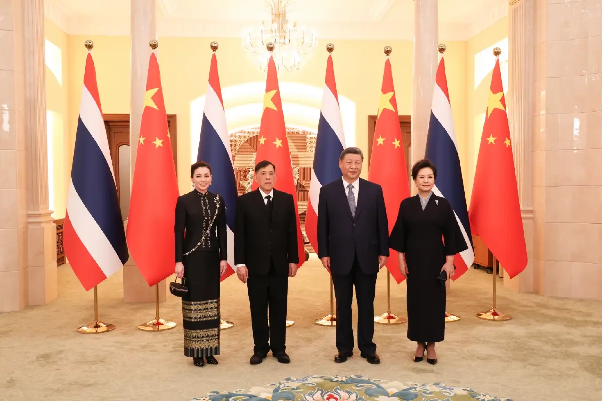 ในหลวง - พระราชินี เสด็จพระราชดำเนินไปในงานเลี้ยงพระกระยาหารค่ำ รัฐบาลจีนจัดถวาย