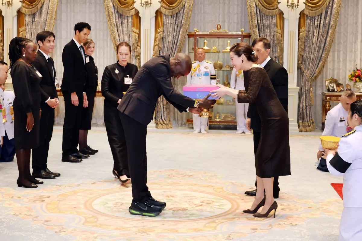 ในหลวง-พระราชินี พระราชทานพระบรมราชวโรกาสให้ คิปโชเก้ นักวิ่งชาวเคนยา เฝ้าฯ