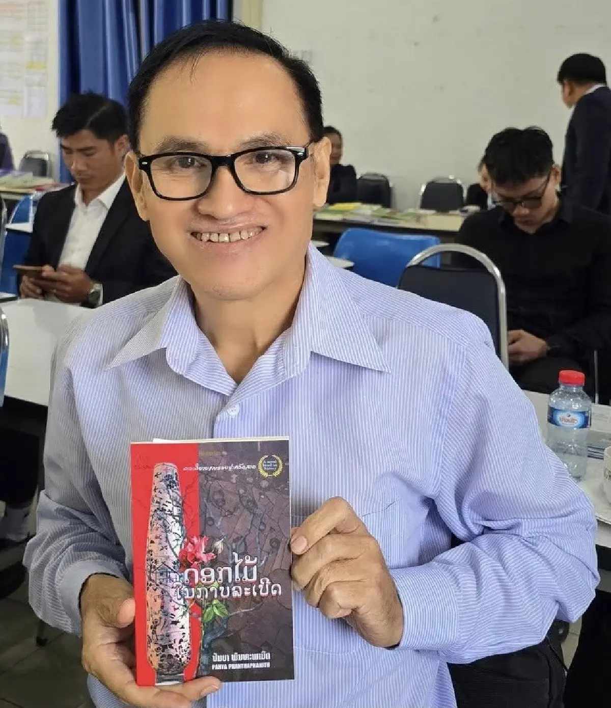 'ดอกไม้ในกาบระเบิด' ซีไรต์ในเงาสงครามลาว