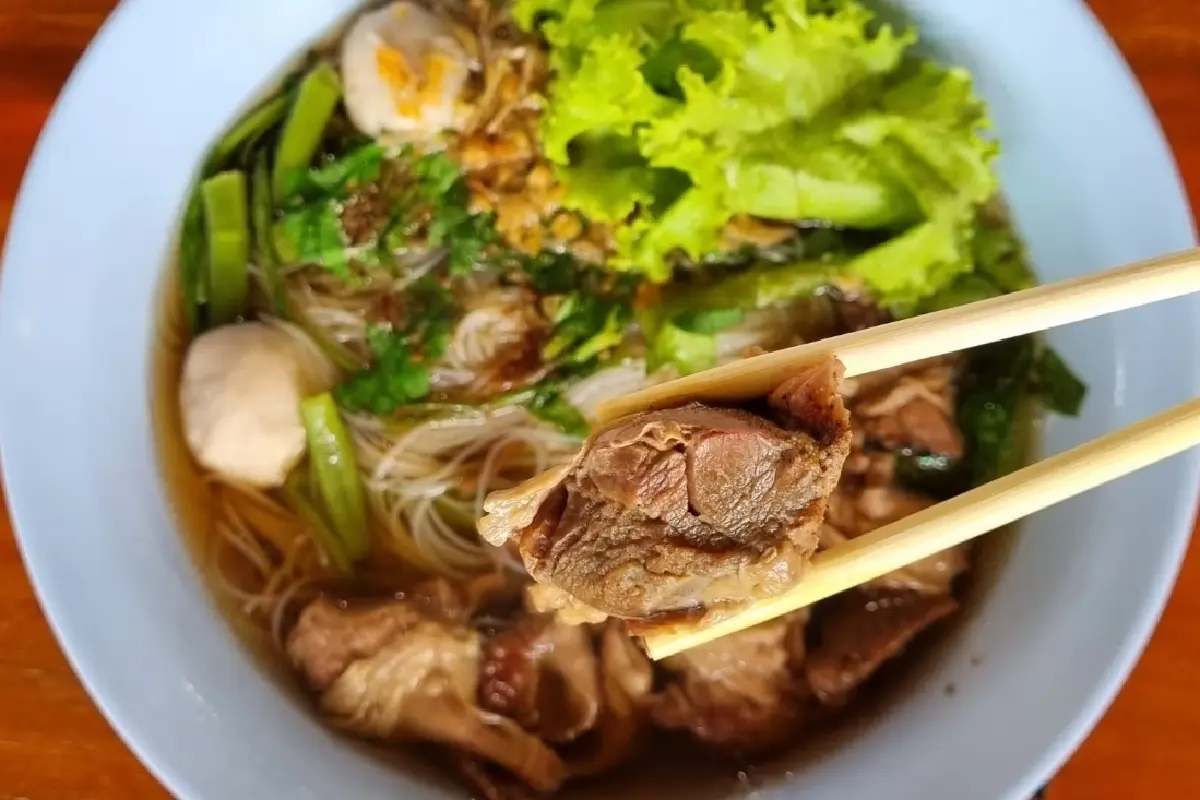 ไปกินเนื้อตุ๋นคาเฟ่ by โอเล่ มือกีตาร์วง ETC ที่ อ.แม่จัน