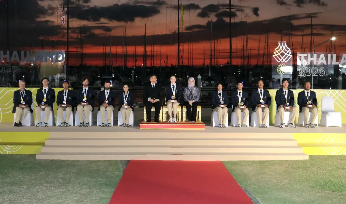 'ในหลวง' พระราชทานเหรียญทอง การแข่งขันกีฬาเรือใบ ซีเกมส์ ครั้งที่ 33 แด่ 'พระราชินี'