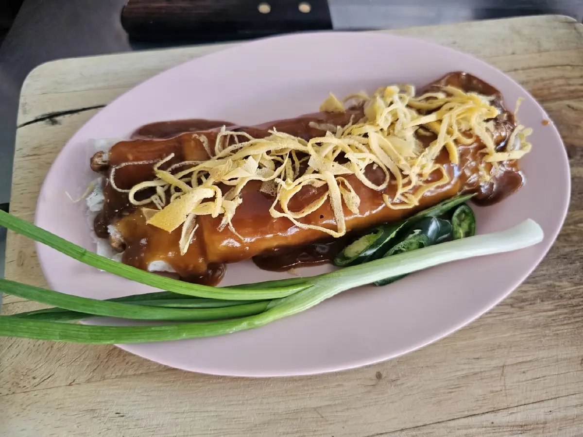 ‘แซว แฮปปี้แลนด์’ อร่อยมา 40 ปี มีดีที่ ‘น้ำซุป’ เฮียตี๋ พร้อมบริการ