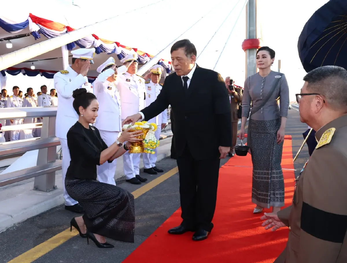 'ในหลวง-พระราชินี' เสด็จฯ เปิดสะพานมิตรภาพไทย-ลาว แห่งที่ 5 จังหวัดบึงกาฬ