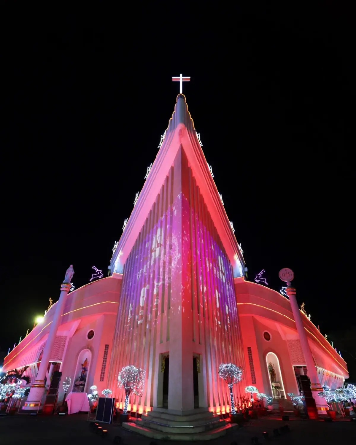 ยกระดับงานท้องถิ่นสู่งานระดับประเทศ ชม ขบวน ‘แห่ดาวคริสต์มาส สกลนคร’ วันนี้ -24 ธ.ค. 68