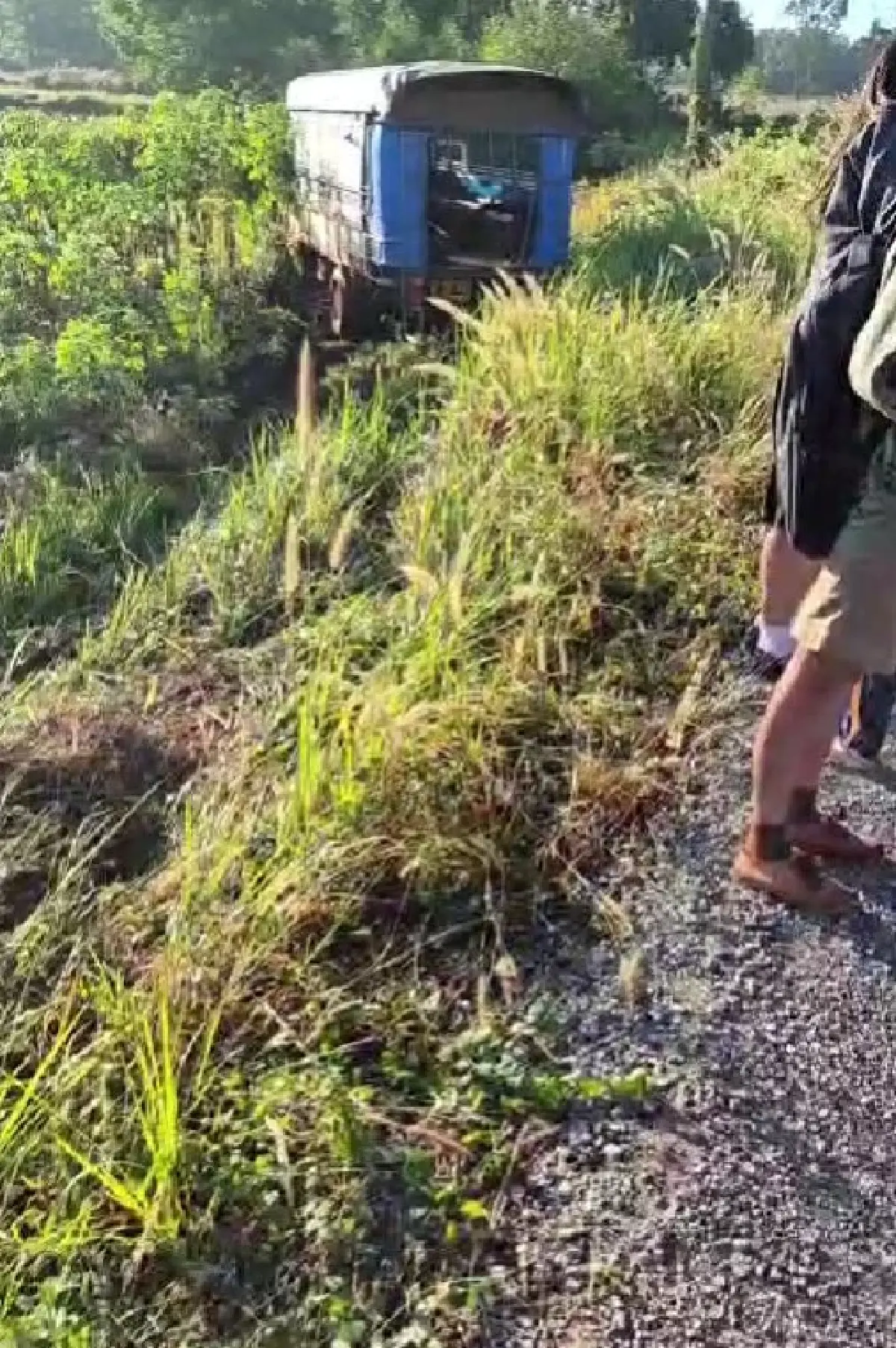 ด่วน รถนักเรียน 6 ล้อระเบิดยางหน้า ระทึกทั้งคัน ตกข้างทาง ที่อุดรฯ