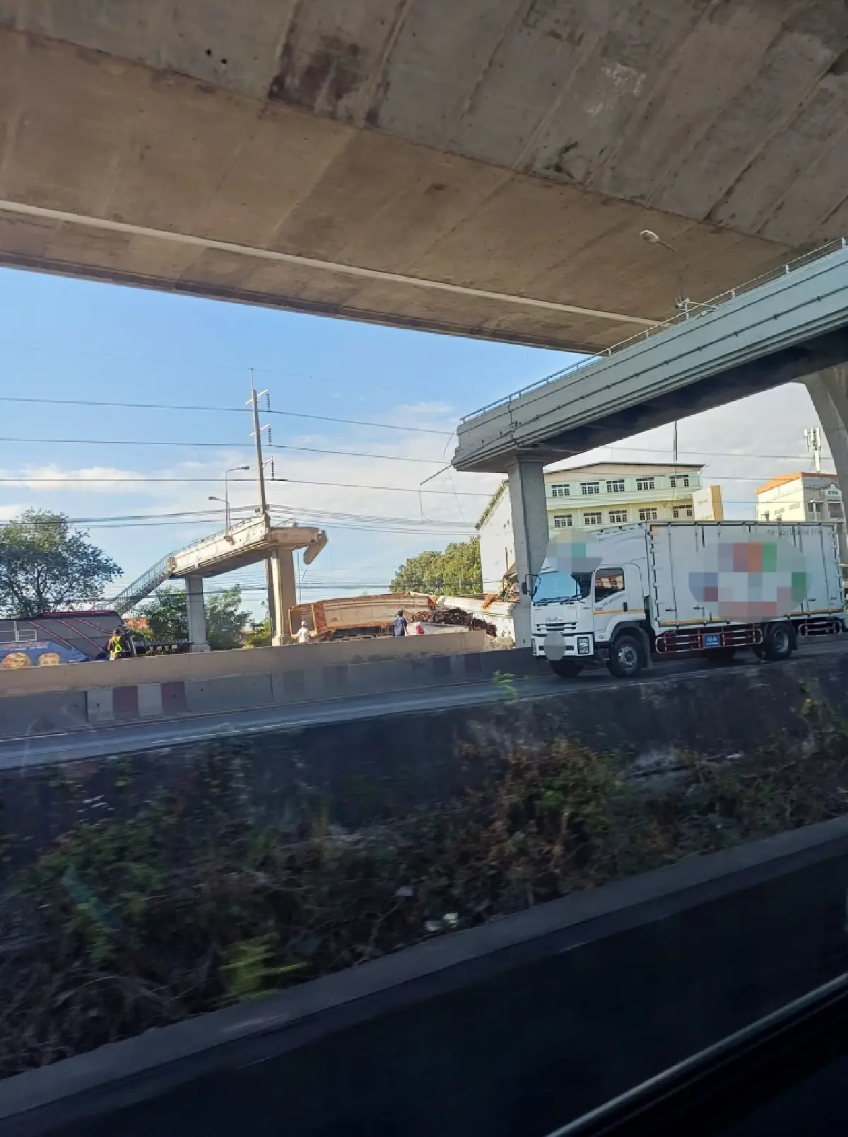 ด่วน! สะพานลอยถล่มทับรถ บางนา-ตราด กม.34 คนติดในรถ มีแก๊สรั่วด้วย