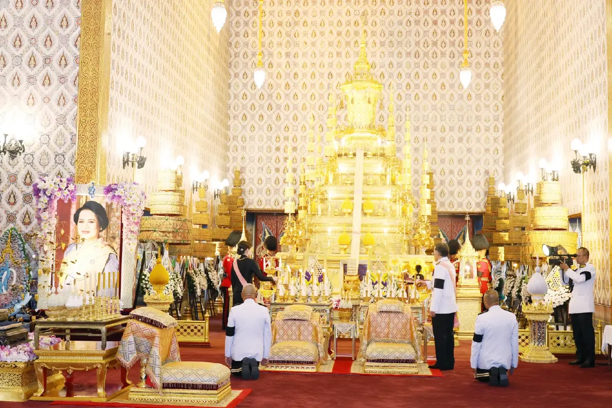 ในหลวง-พระราชินี เสด็จฯ ทรงบำเพ็ญพระราชกุศลปัญญาสมวาร ถวายพระบรมศพ พระพันปีหลวง