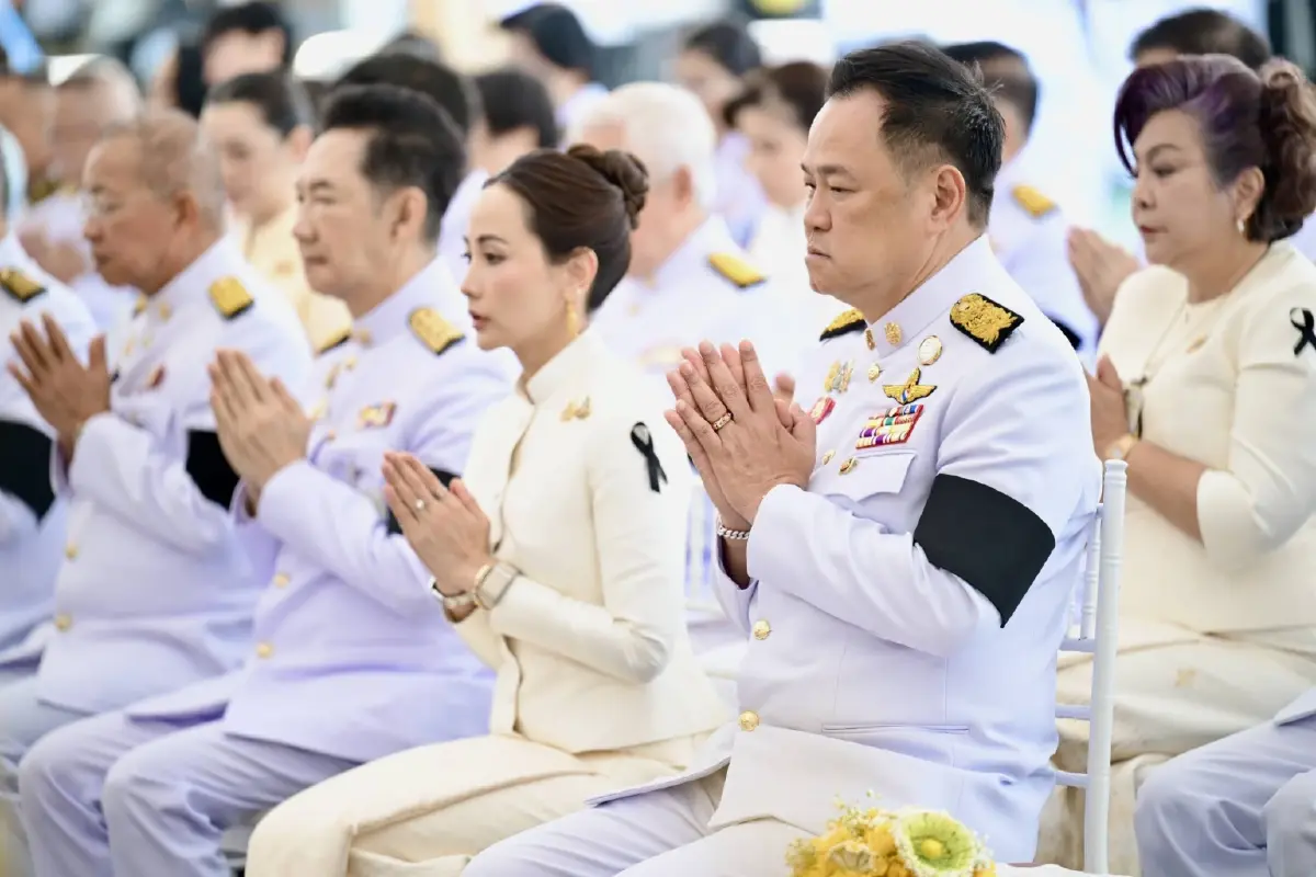 'นายกฯ' ทำบุญตักบาตรถวายพระราชกุศล วันคล้ายวันพระบรมราชสมภพ ร.9