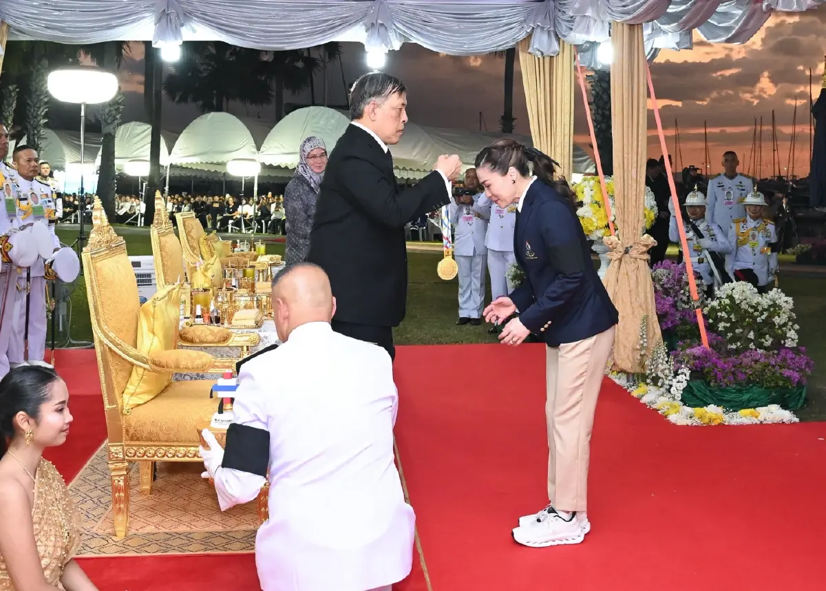 'ในหลวง' พระราชทานเหรียญทอง การแข่งขันกีฬาเรือใบ ซีเกมส์ ครั้งที่ 33 แด่ 'พระราชินี'