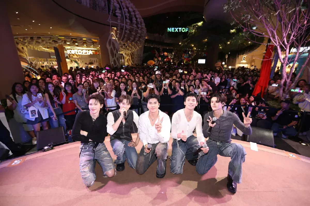 เคานต์ดาวน์ต้อนรับปีใหม่ใจกลางกรุงเทพฯ คนคึกคักล้นสยามพารากอน