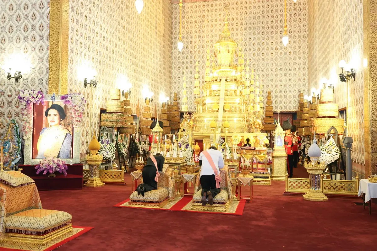 ในหลวง-พระราชินี เสด็จฯ ทรงบำเพ็ญพระราชกุศลปัญญาสมวาร ถวายพระบรมศพ พระพันปีหลวง