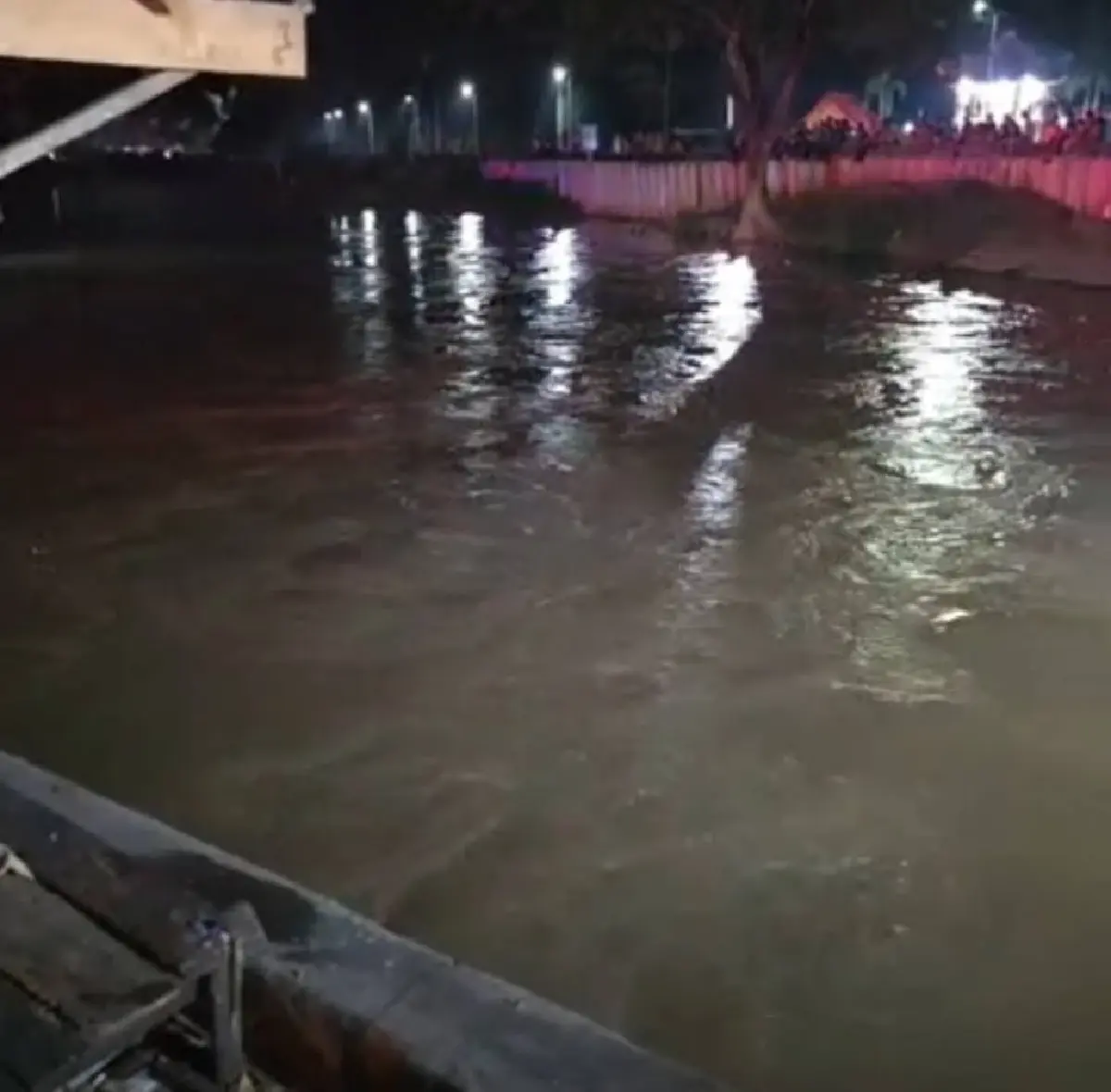 กระบะมรณะ พุ่งลงคลอง 13 ปทุมธานี จมน้ำดับ 3 สูญหาย 3 เร่งงมหาอีก