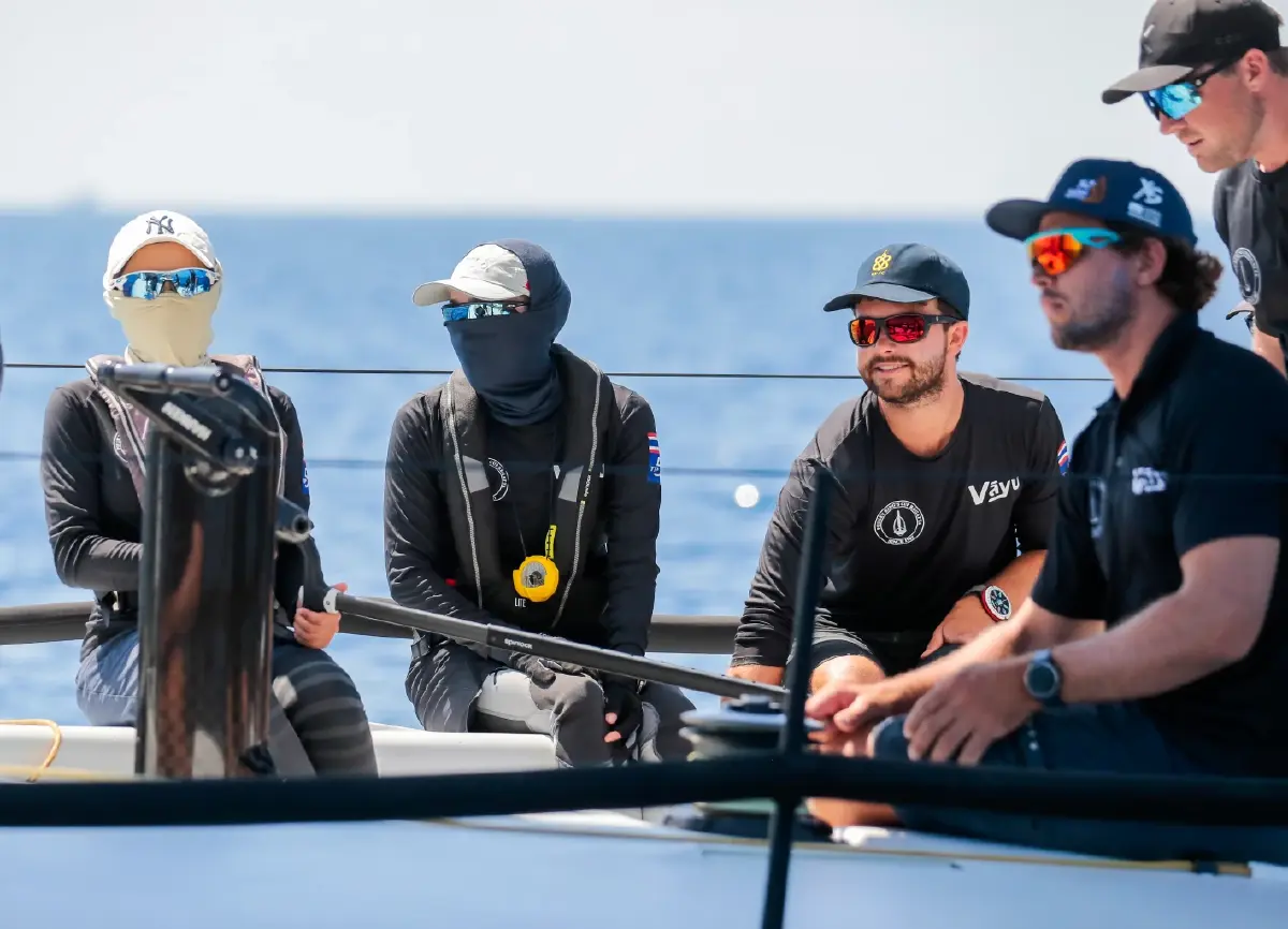 พระราชินี ทรงนำทีมเรือใบวายุ เข้าเส้นชัยเป็นอันดับ 1 ของเรซที่ 2