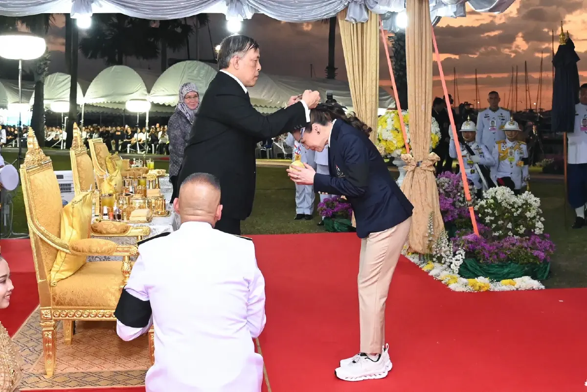 'ในหลวง' พระราชทานเหรียญทอง การแข่งขันกีฬาเรือใบ ซีเกมส์ ครั้งที่ 33 แด่ 'พระราชินี'