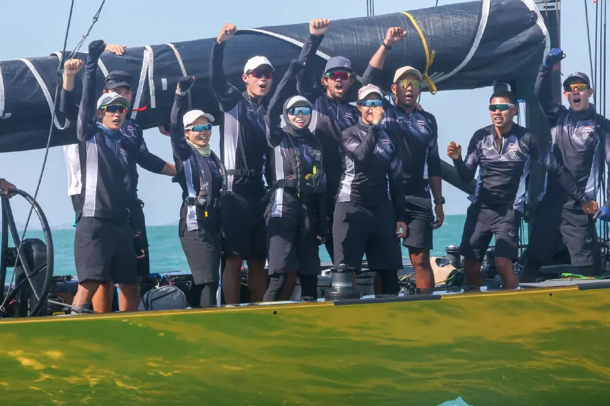 'พระราชินี' สร้างประวัติศาสตร์ ทรงนำทัพเรือใบไทย คว้าเหรียญทอง ซีเกมส์ ครั้งที่ 33