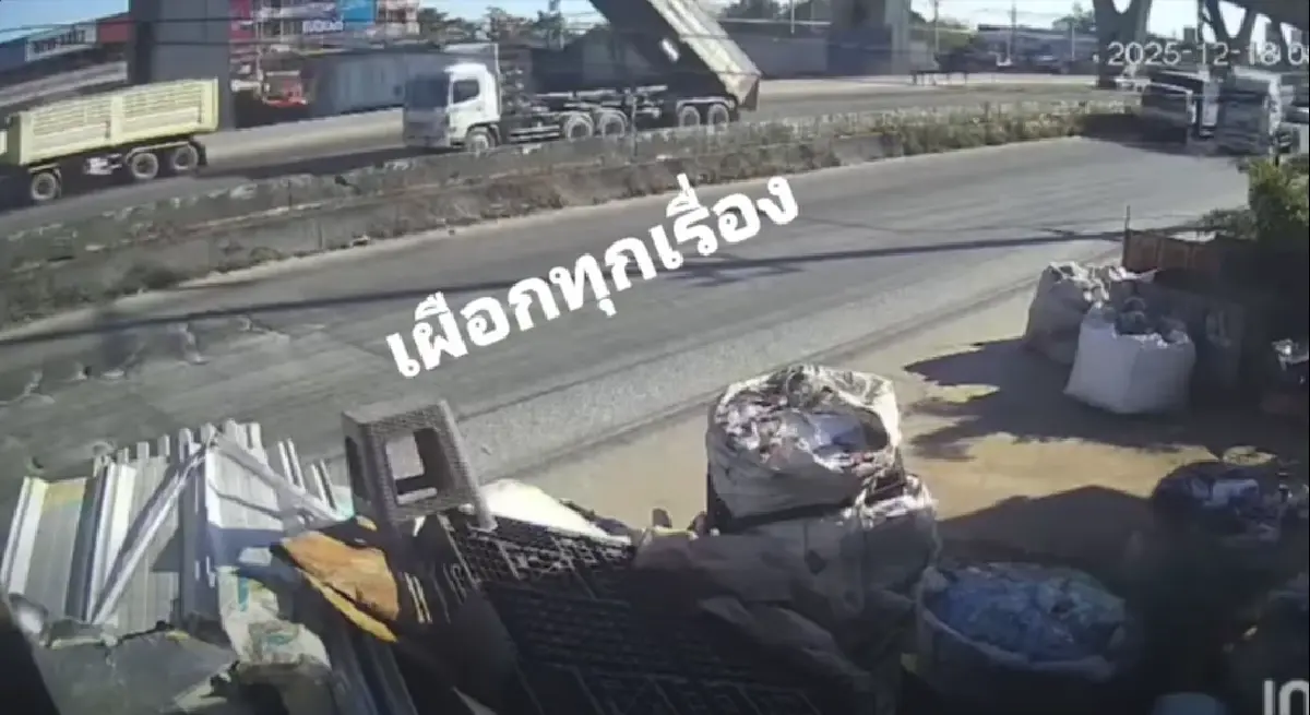 เปิดคลิป สะพานลอยถล่มทับรถ บางนา-ตราด เหตุดัมพ์ยกค้างฟาดพังยับ