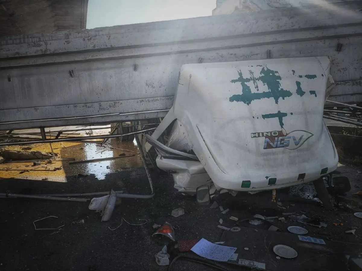 ด่วน! สะพานลอยถล่มทับรถ บางนา-ตราด กม.34 คนติดในรถ มีแก๊สรั่วด้วย