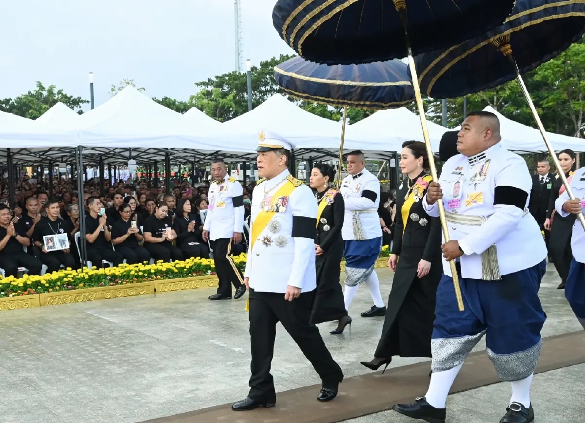 ในหลวง-พระราชินี ทรงปฏิบัติพระราชกรณียกิจ วันคล้ายวันพระบรมราชสมภพ รัชกาลที่ 9