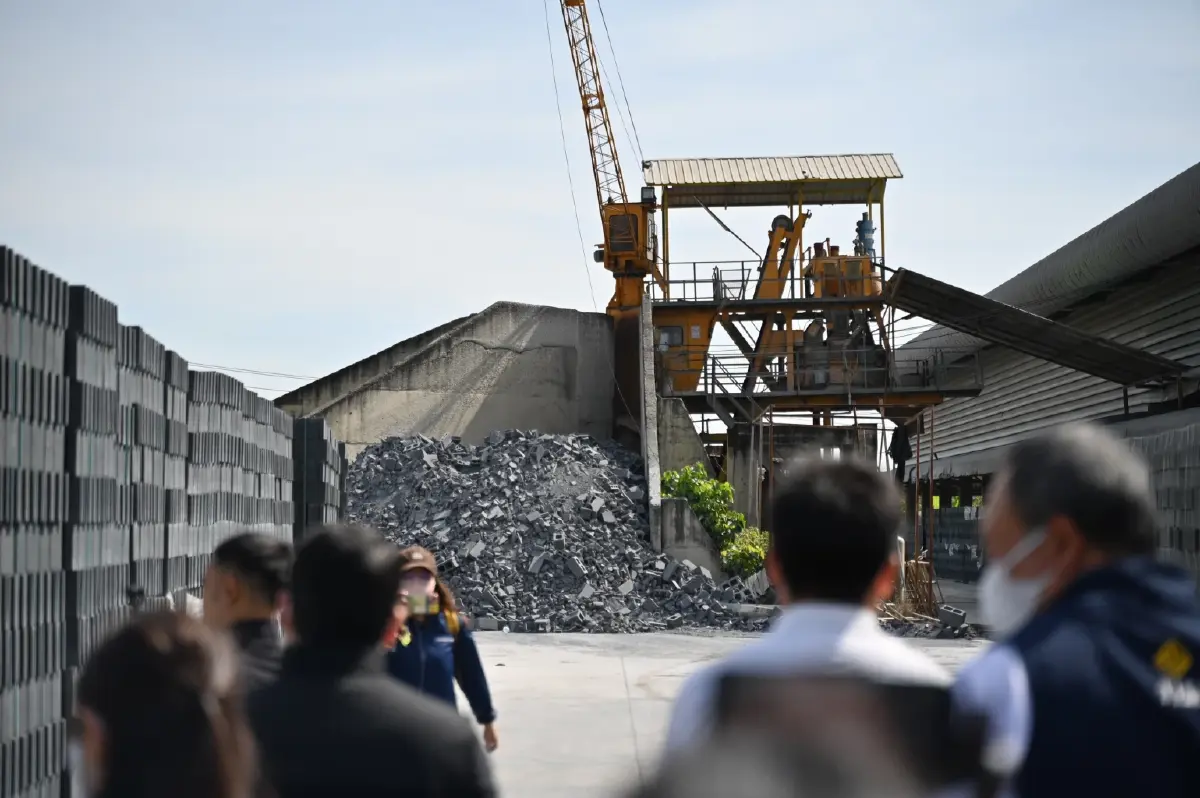 รมช.อุตฯ-ดีเอสไอ บุกตรวจสอบโรงงานคอนกรีตอยุธยา ทำผิดกฎหมาย-ปล่อยฝุ่นพิษ