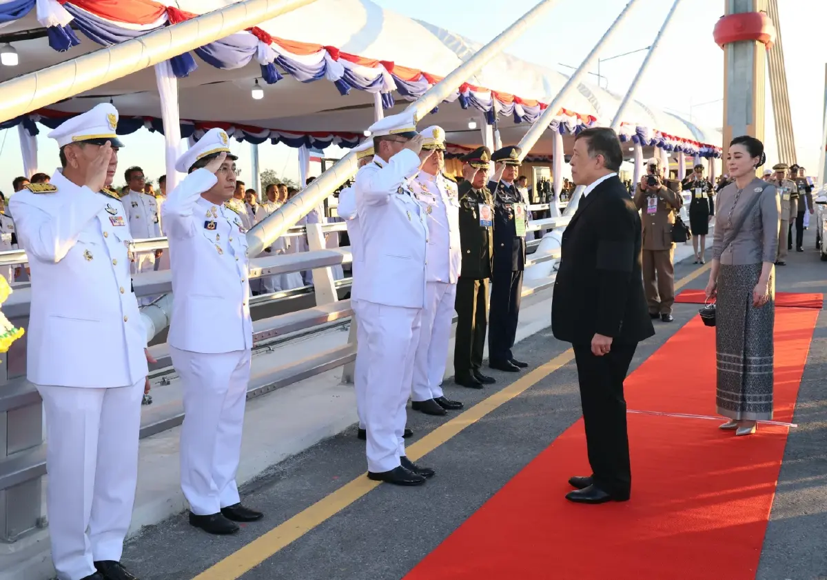 'ในหลวง-พระราชินี' เสด็จฯ เปิดสะพานมิตรภาพไทย-ลาว แห่งที่ 5 จังหวัดบึงกาฬ