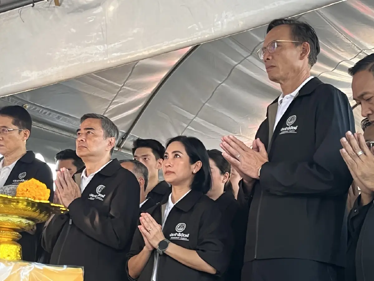 'อภิสิทธิ์'นำว่าที่ผู้สมัคร สส.กทม.33เขต บวงสรวงศาลหลักเมือง