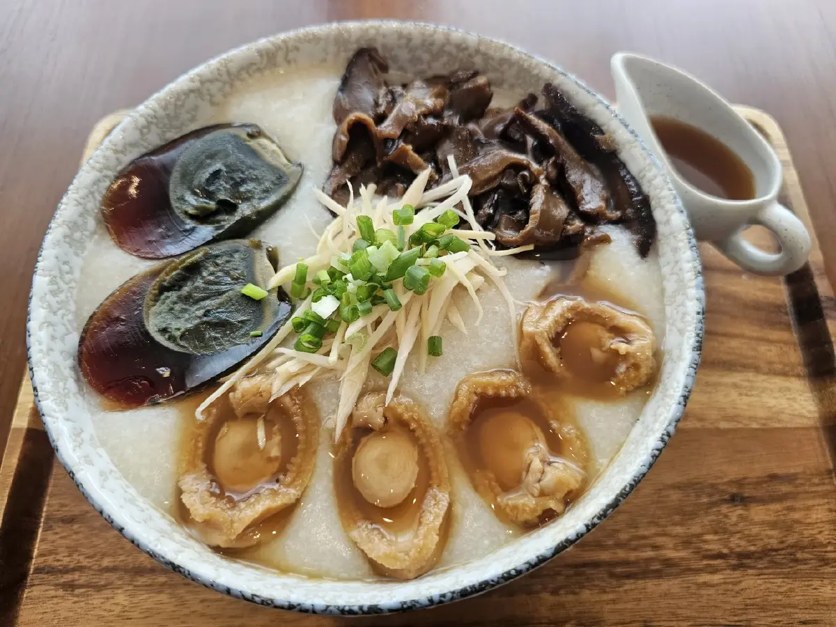 ‘โจ๊กจักรพรรดิ’ เหลาริมทาง ย่านบางนา-ลาซาล ไม่ได้มีดีแค่ 'โจ๊ก'