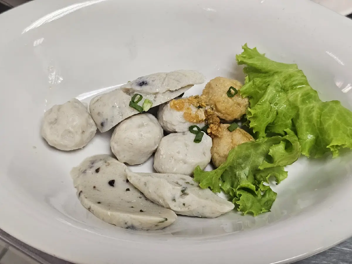 ‘แซว แฮปปี้แลนด์’ อร่อยมา 40 ปี มีดีที่ ‘น้ำซุป’ เฮียตี๋ พร้อมบริการ