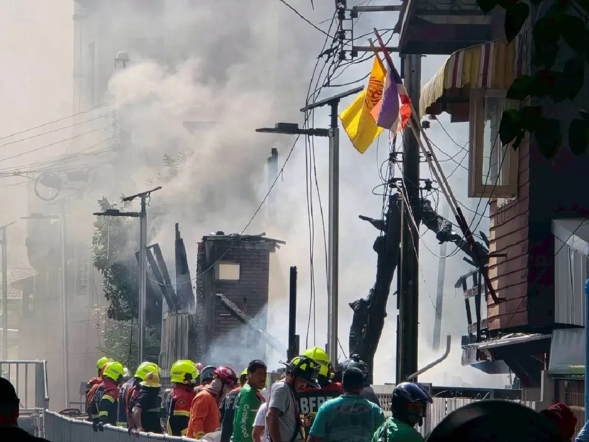 ด่วน ไฟไหม้บ้านไม้ ปลูกติดกัน ซอยประชาราษฎร์บำเพ็ญ 2 เขตดินแดง