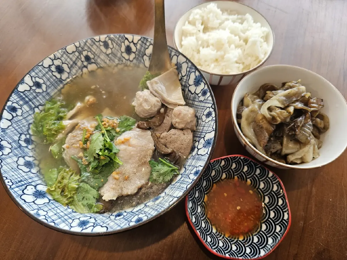 ‘โจ๊กจักรพรรดิ’ เหลาริมทาง ย่านบางนา-ลาซาล ไม่ได้มีดีแค่ 'โจ๊ก'