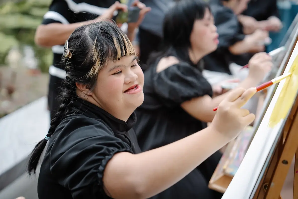 เผยโฉมต้นคริสต์มาส จากปลายพู่กัน 50 ศิลปินดาวน์ซินโดรม