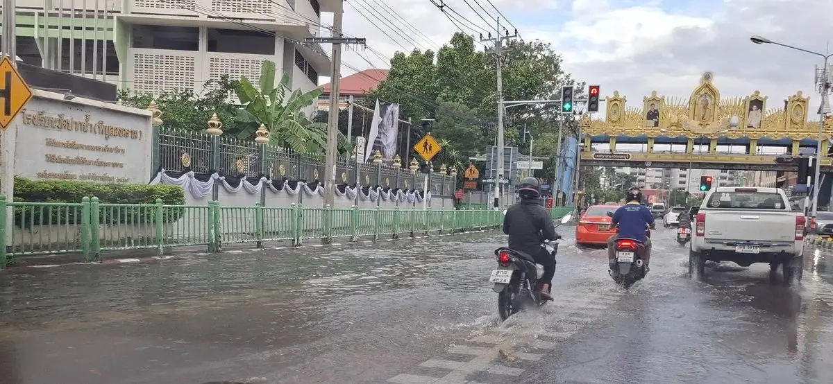 น้ำท่วมแล้ว นนทบุรี น้ำทะเลหนุน ถนนพิบูลสงคราม รถชะลอตัวหนึบ