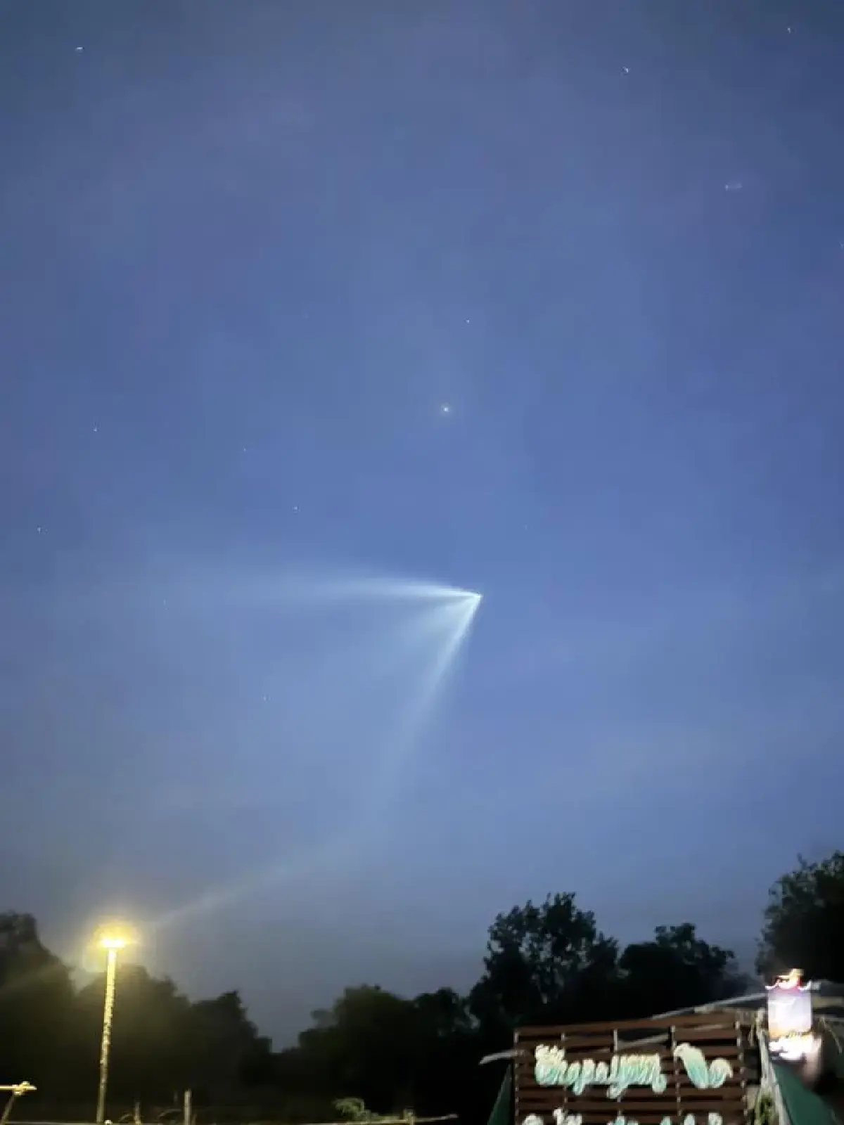 ไขปริศนา 'แสงรูปกรวย' จากไอพ่นจรวด Falcon 9 เหนือท้องฟ้าทั่วไทย