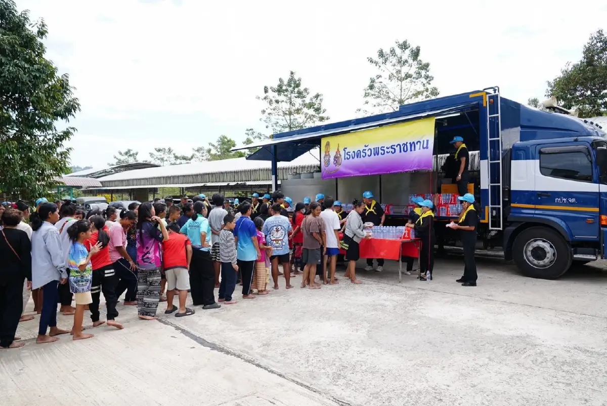 ตั้งโรงครัวพระราชทานที่เขาสมิง ช่วยผู้อพยพตราด แจกอาหารวันละ 3 มื้อ