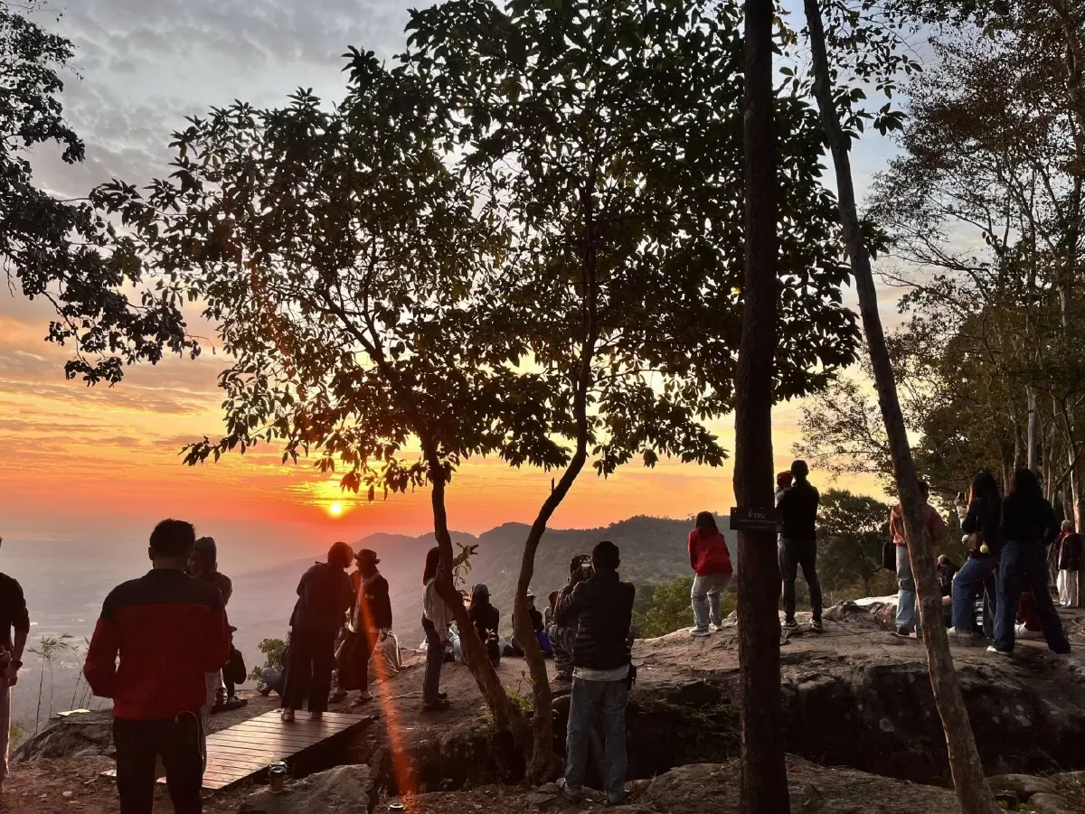 เปิดภาพ 'ผาชมตะวัน' พระอาทิตย์ขึ้นส่งท้ายปี 68 หนาวสะท้าน 16 องศาฯ