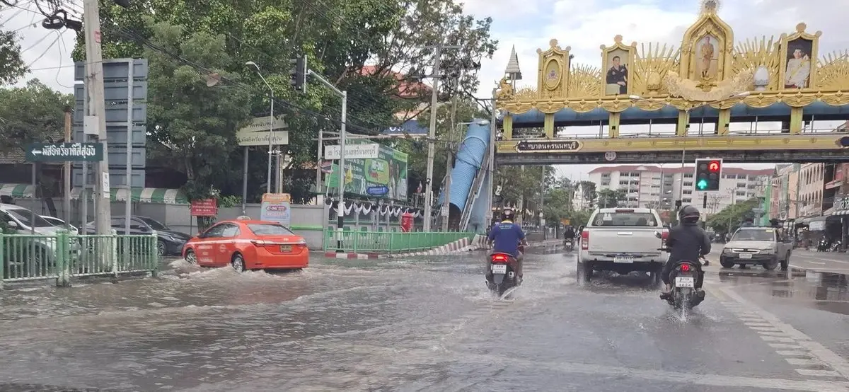 น้ำท่วมแล้ว นนทบุรี น้ำทะเลหนุน ถนนพิบูลสงคราม รถชะลอตัวหนึบ