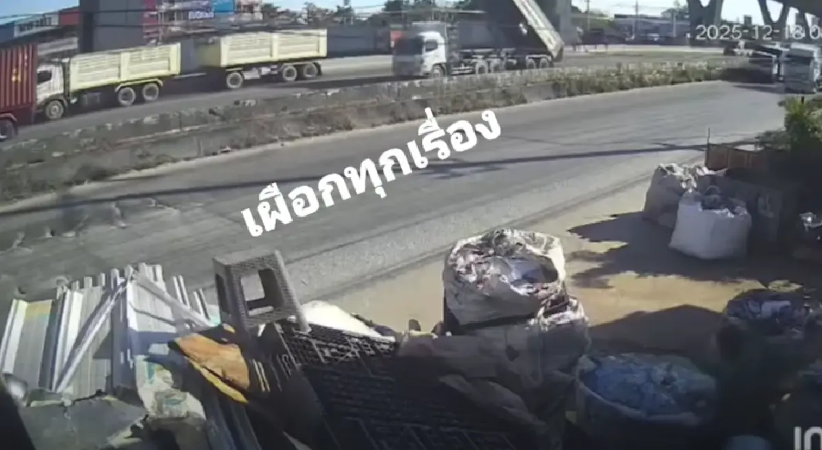 เปิดคลิป สะพานลอยถล่มทับรถ บางนา-ตราด เหตุดัมพ์ยกค้างฟาดพังยับ