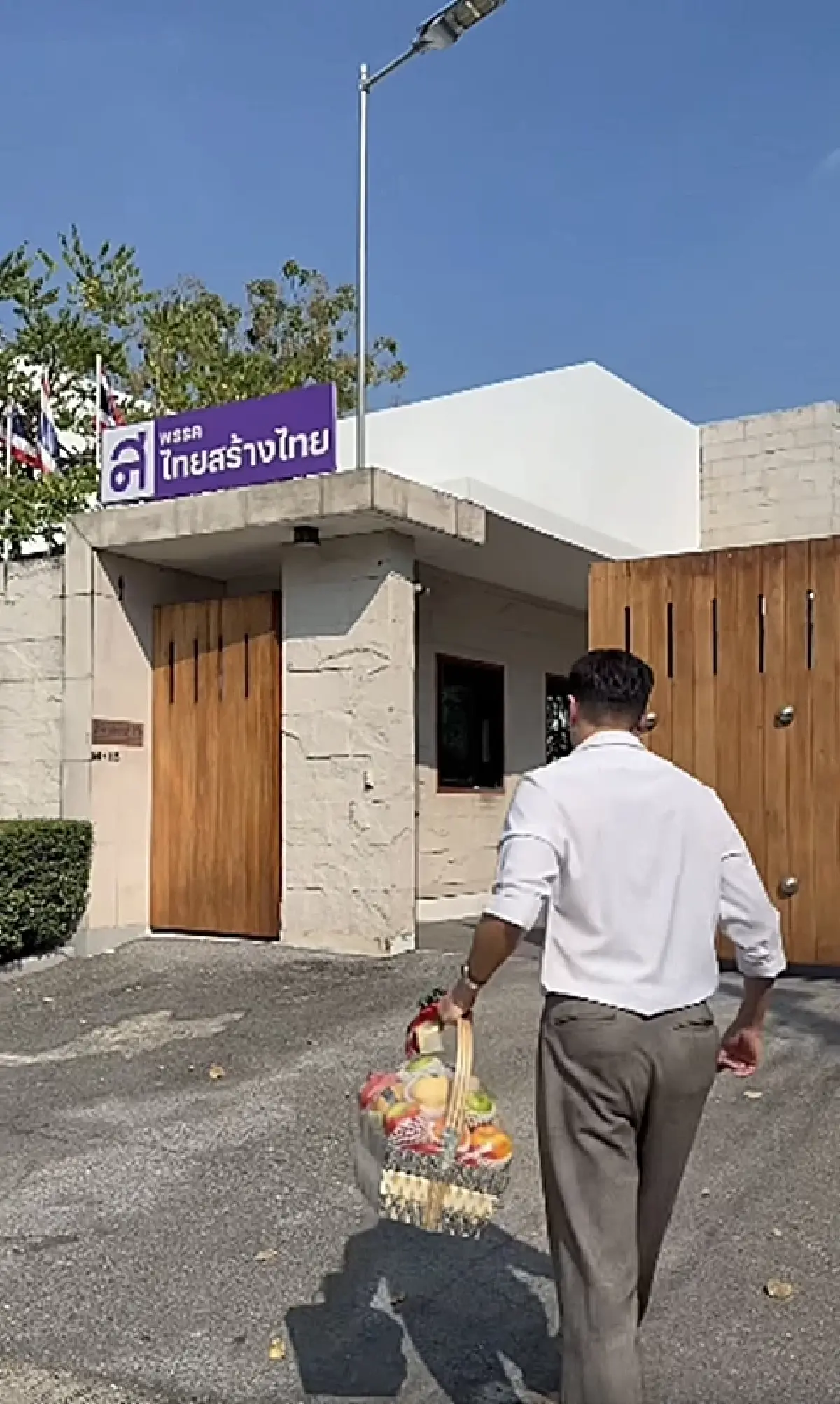 'โดม ปกรณ์ ลัม' เคลื่อนไหวล่าสุด หอบกระเช้าขอโทษ 'น้องจินนี่-คุณหญิงสุดารัตน์'