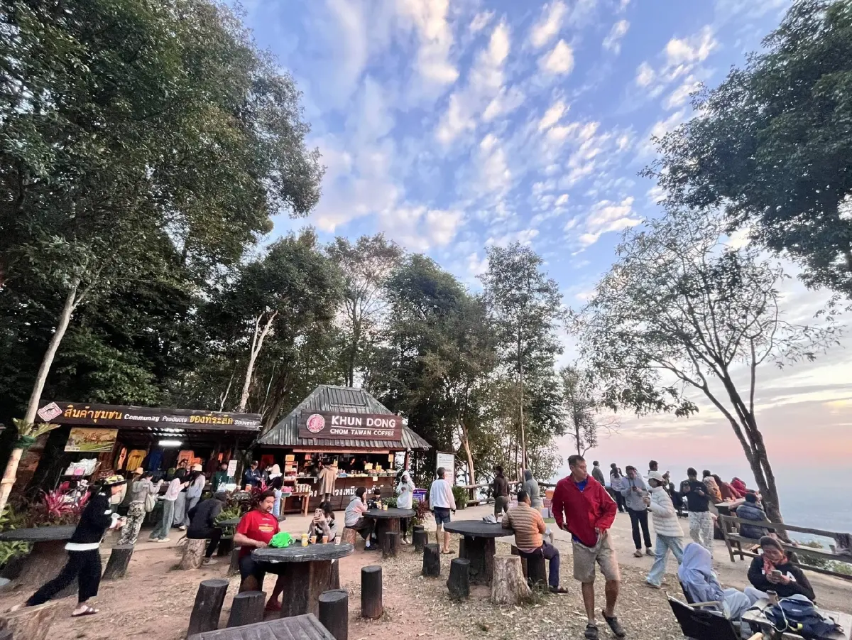 เปิดภาพ 'ผาชมตะวัน' พระอาทิตย์ขึ้นส่งท้ายปี 68 หนาวสะท้าน 16 องศาฯ