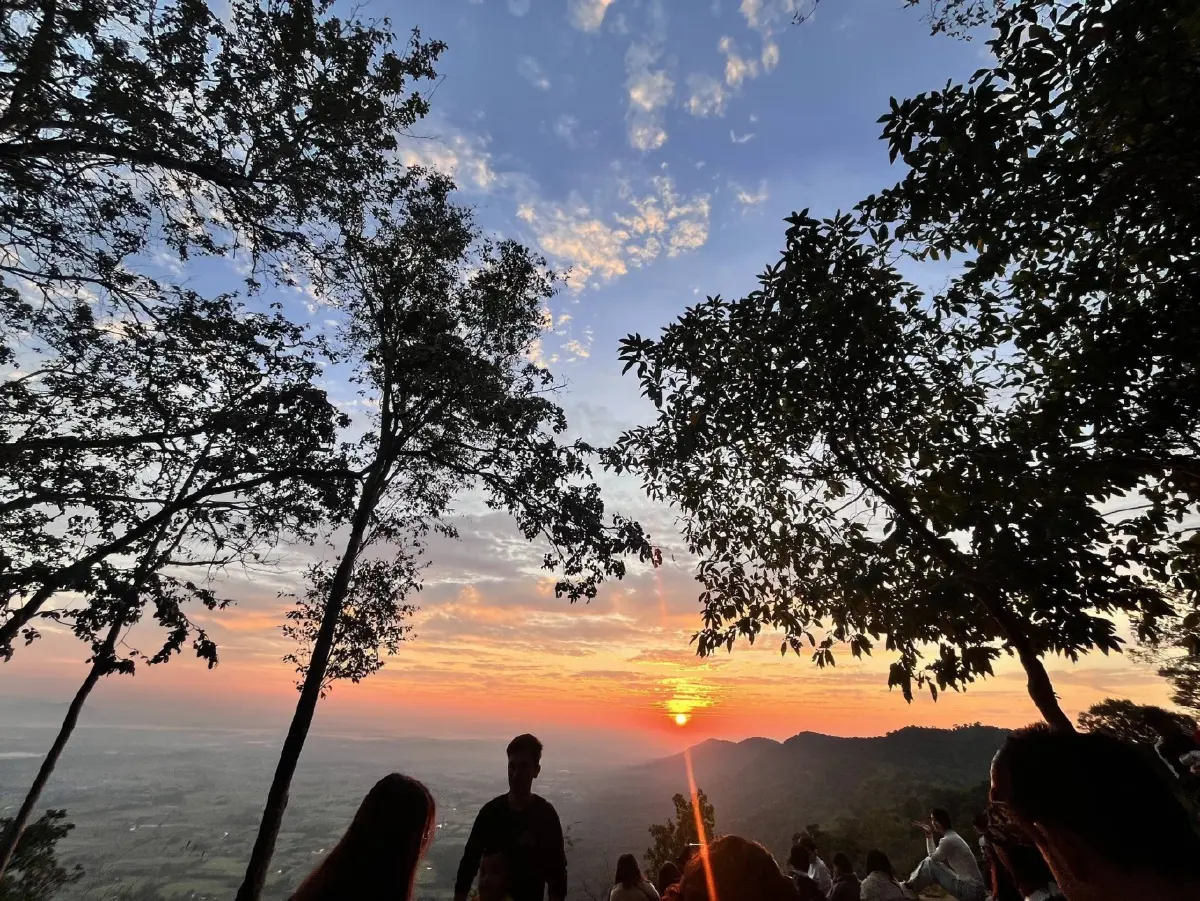 เปิดภาพ 'ผาชมตะวัน' พระอาทิตย์ขึ้นส่งท้ายปี 68 หนาวสะท้าน 16 องศาฯ
