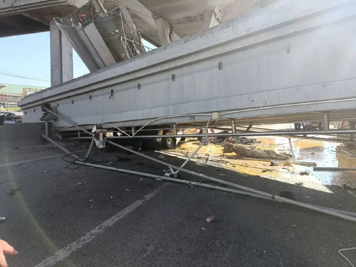 เปิดคลิป สะพานลอยถล่มทับรถ บางนา-ตราด เหตุดัมพ์ยกค้างฟาดพังยับ