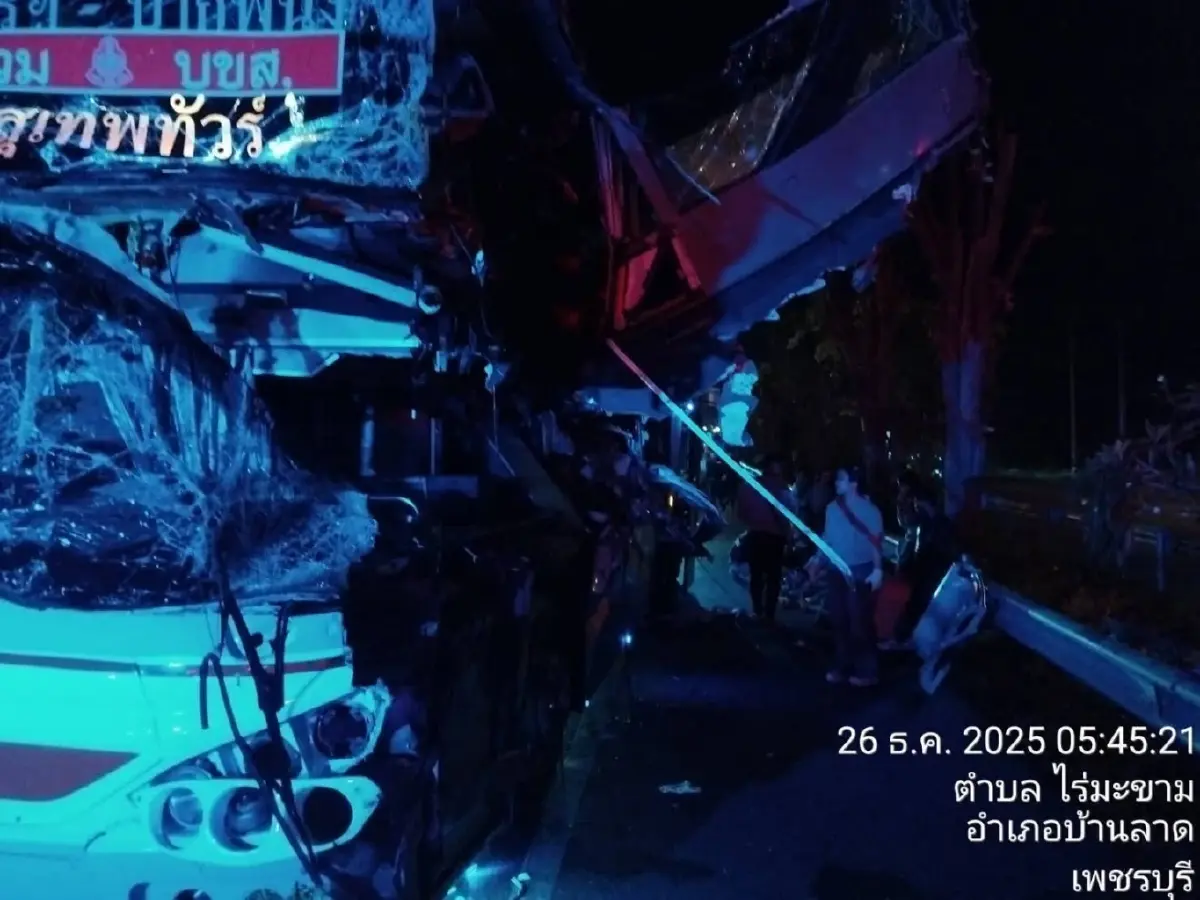 ด่วน! รถบรรทุกชนรถทัวร์โดยสาร พังยับ บนถนนเพชรเกษม เจ็บระนาว 11 คน