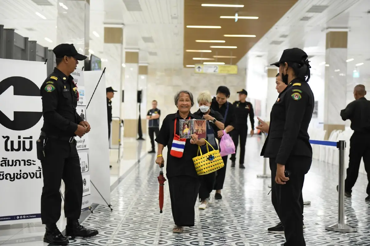เข้ากราบพระบรมศพ ยอดพุ่ง 2 แสน กทม. เผย 5 ธ.ค. ปิดจุดคัดกรอง 13.00 น.