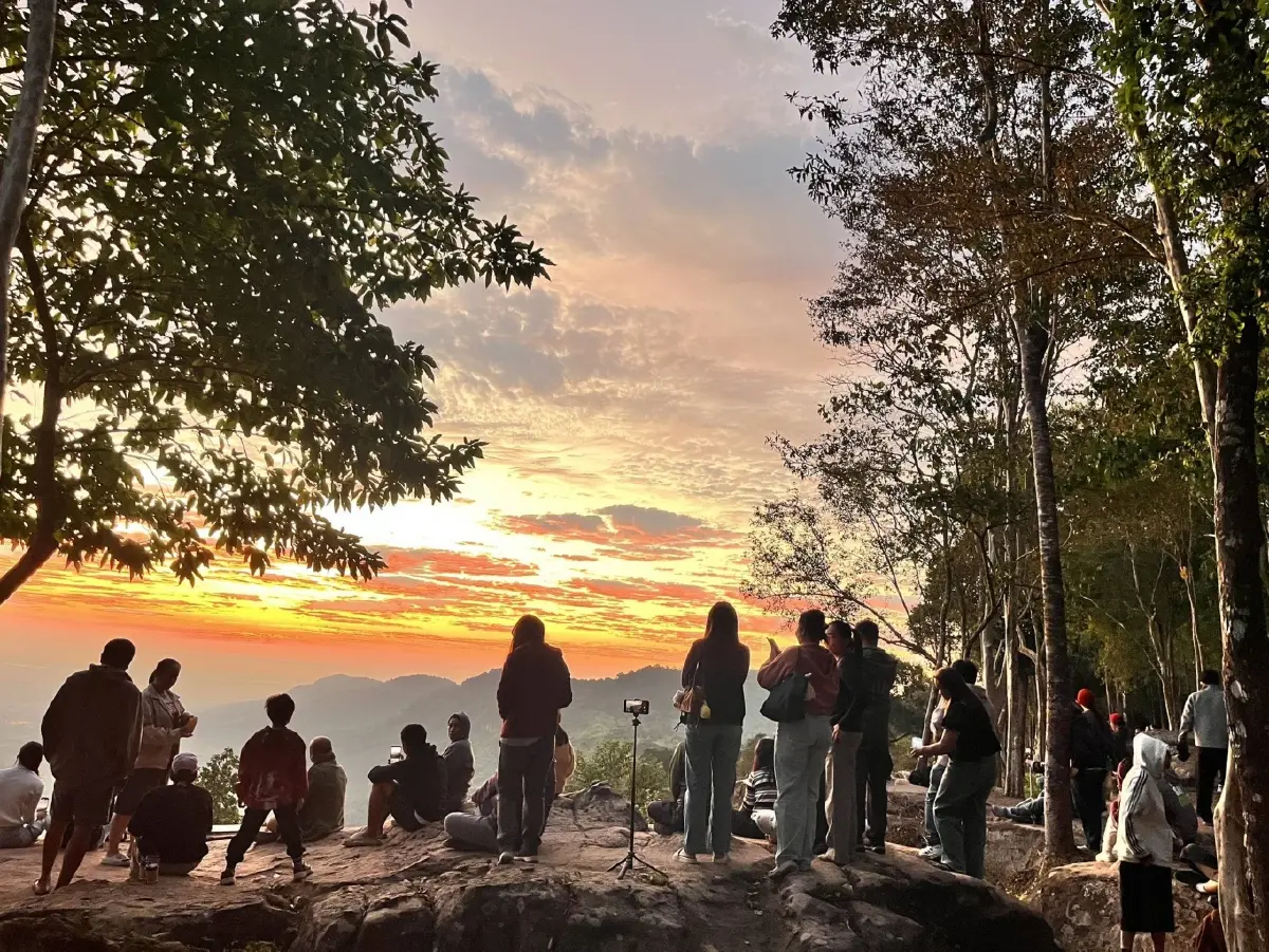 เปิดภาพ 'ผาชมตะวัน' พระอาทิตย์ขึ้นส่งท้ายปี 68 หนาวสะท้าน 16 องศาฯ