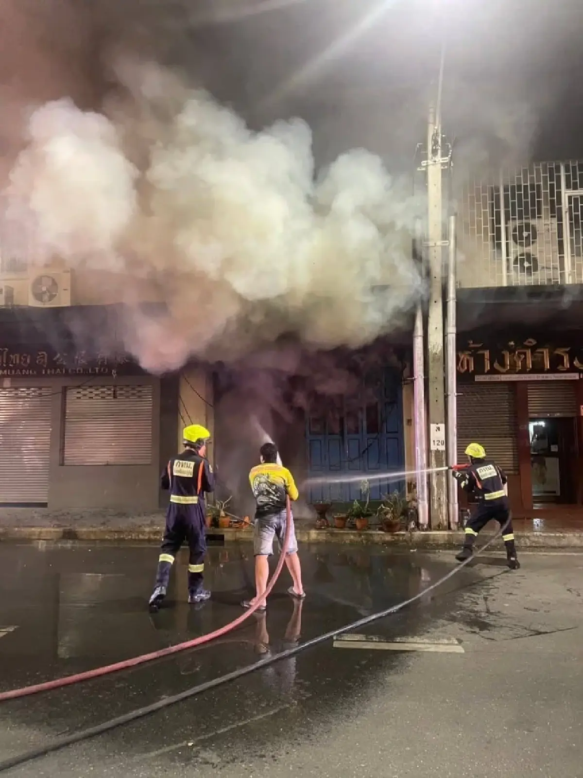 เกิดเหตุ ไฟไหม้บ้านประชาชน ตึกแถว 2 ชั้น เขตพระนคร เสียหายทั้งหลัง