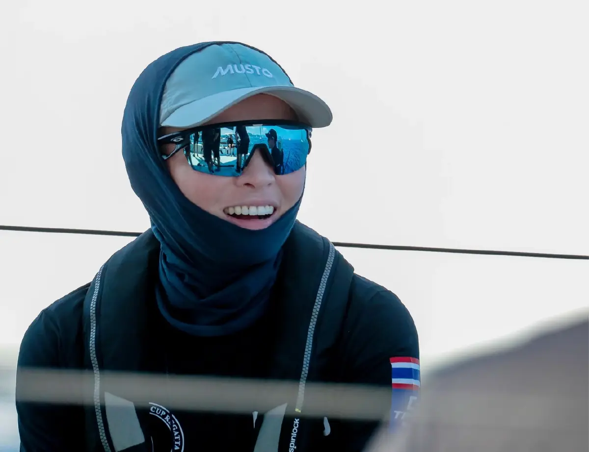 พระราชินี ทรงนำทีมเรือใบวายุ เข้าเส้นชัยเป็นอันดับ 1 ของเรซที่ 2