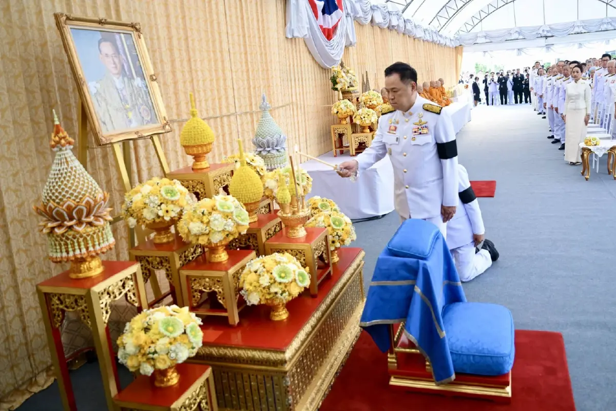 'นายกฯ' ทำบุญตักบาตรถวายพระราชกุศล วันคล้ายวันพระบรมราชสมภพ ร.9